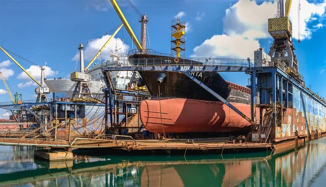 A bulk carrier alongside a quay under shiploaders.